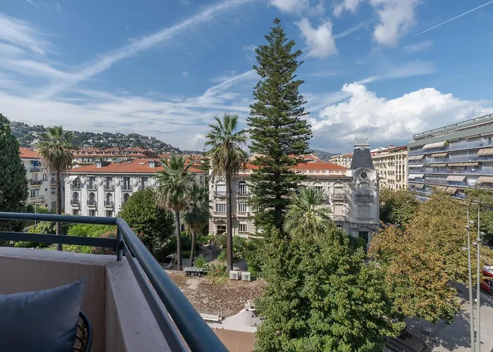 Elegant Condo With Balconies In The Heart Of Nice
